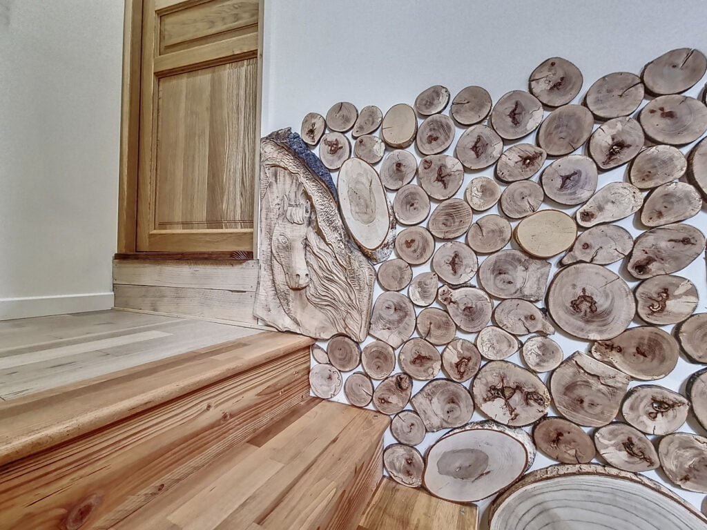 La Cabane de Martin - Mur en Bois & Escalier